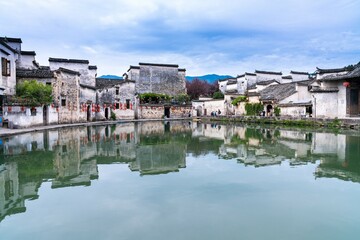 新车漆面不光滑像砂纸是正常的吗？