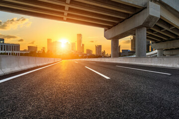 哈尔滨机场离哪个火车站近